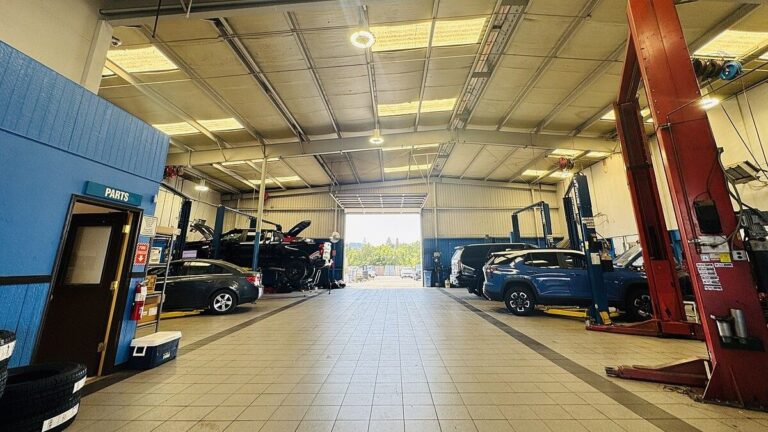 Majitelé známé značky aut musí do servisu. U vozů se zjistila vada, která nenávratně poškodí auto. Týká se to až 155 000 vozů 1 auto servis auta oprava