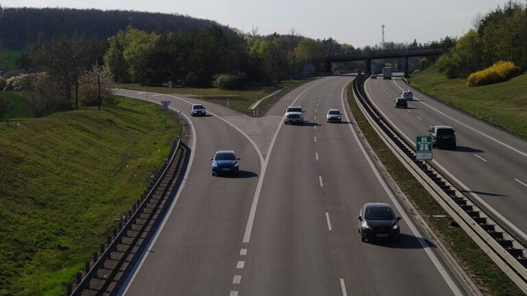 Varování pro řidiče, kteří využívají dálnice: Pokud bude zacpaná, nesmíte z ní sjet. Jinak schytáte od policie nemalou pokutu 1 dalnice silnice auta