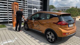 Majitelé elektromobilů mají smůlu. Pokud si včas nevyřídí registraci, budou platit o 62 % navíc za nabíjení svého auta
