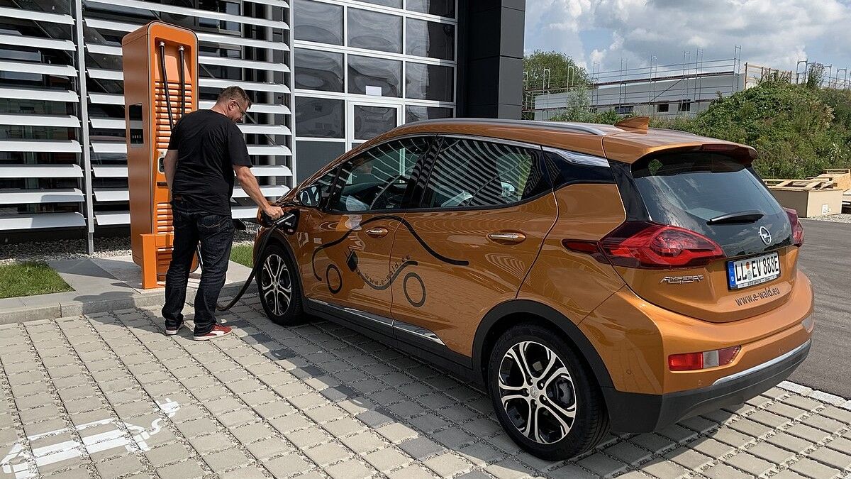 Majitelé elektromobilů mají smůlu. Pokud si včas nevyřídí registraci, budou platit o 62 % navíc za nabíjení svého auta