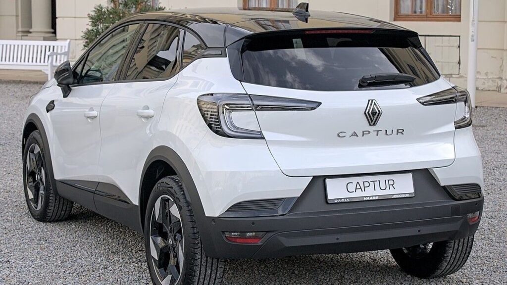 Majitelé známé značky aut musí do servisu. U vozů se zjistila vada, která nenávratně poškodí auto. Týká se to až 155 000 vozů 2 renault auto