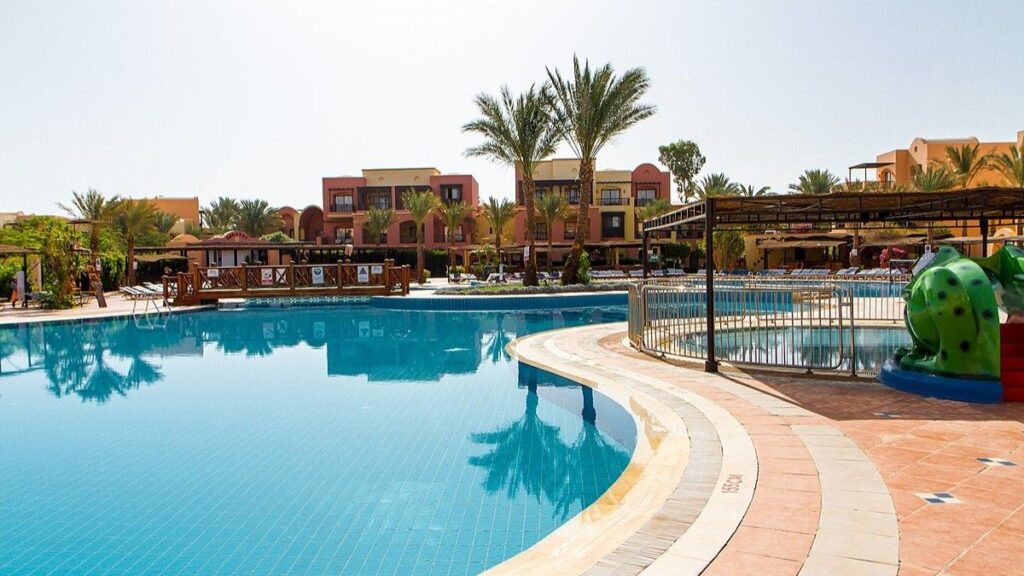 resort dovolena egypt hotel bazen