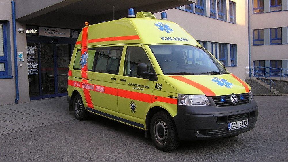 Na silnicích se nově objevují auta se zelenými majáky. Řidiči by měli dbát zvýšené opatrnosti. Mají životně důležitou funkci 1 sanitka ambulance nemocnice edited