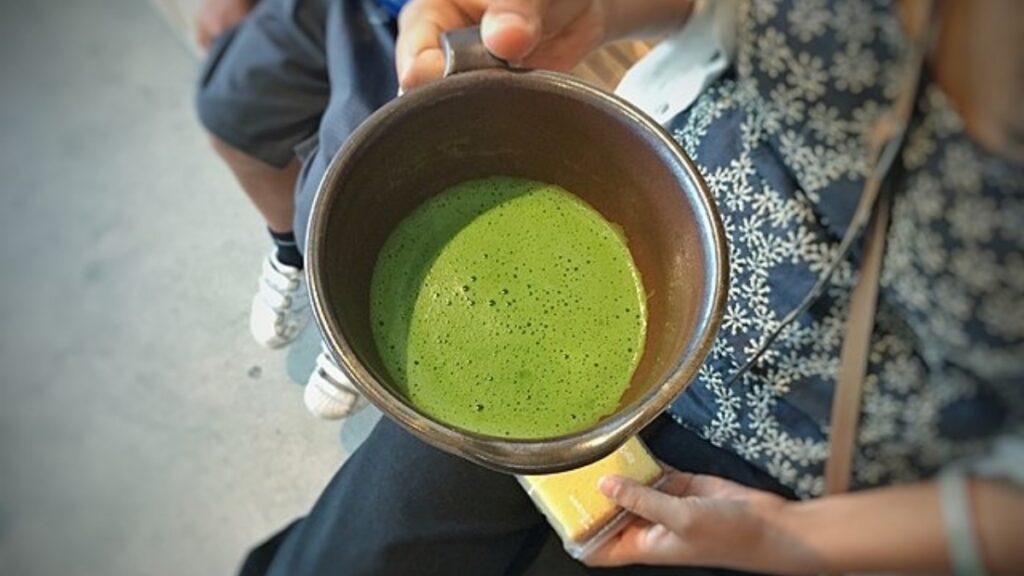 Oblíbený nápoj Čechů výrazně zdraží, brzy bude už jen pro bohaté 5 asijsky napoj matcha