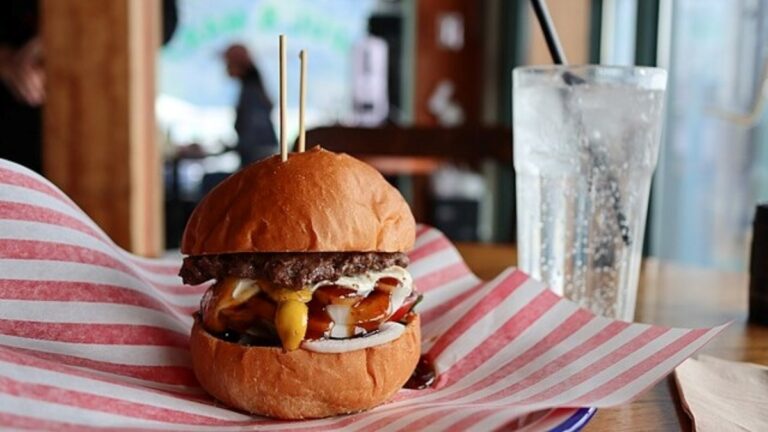 hamburger v restauraci