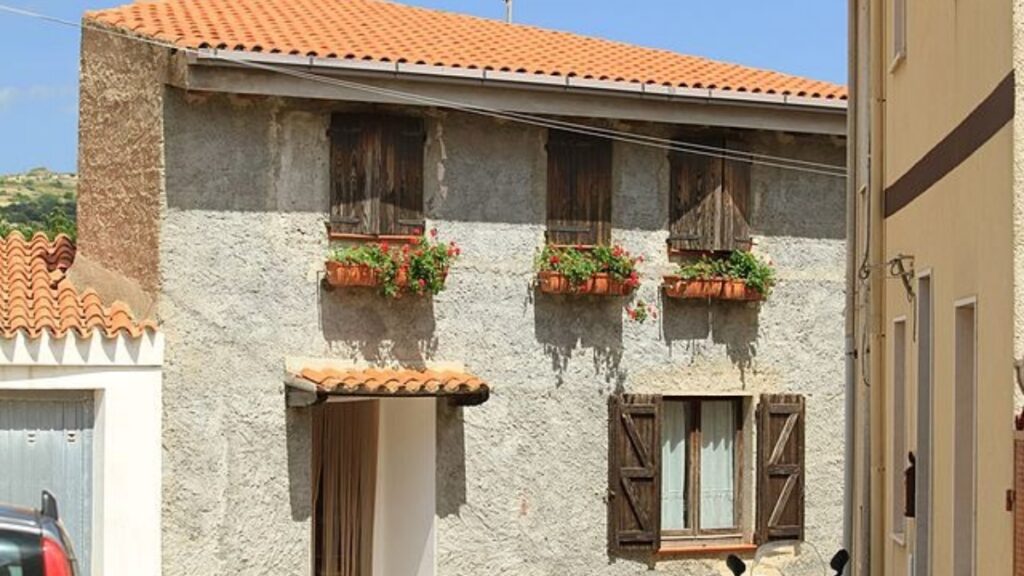 Obce teď nabízejí domy za 25 korun. Kdo dřív přijde, ten je dostane, nabídka je omezená 2 italsky dum sardinie