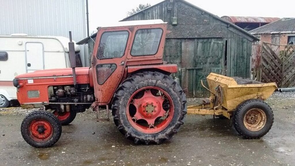 stary traktor zetor