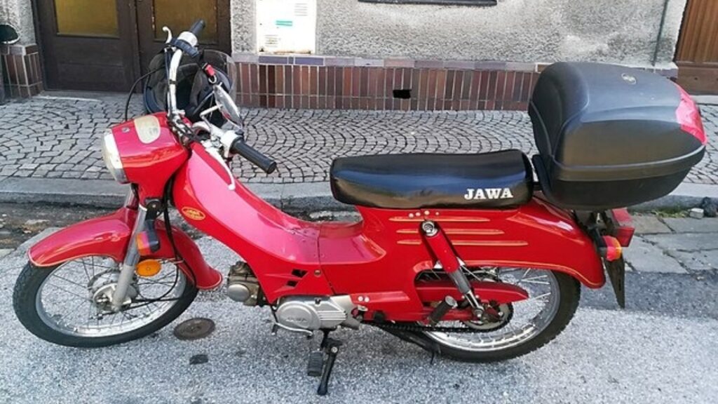 cervena motorka jawa