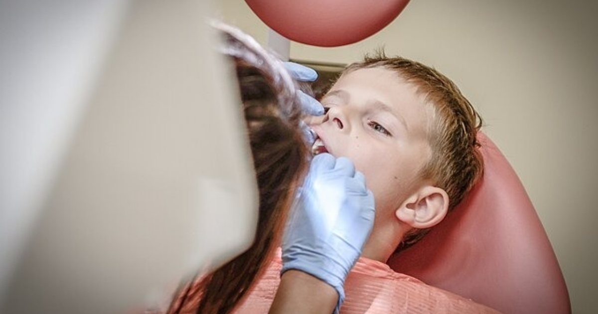 Češi u zubaře nově ušetří tisíce Kč: Pojišťovny jim budou proplácet bílé plomby