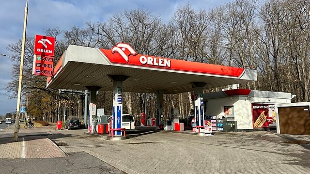 Novinka na českých benzinkách: Lidé si při tankování mohou vyprat prádlo nebo dát pizzu