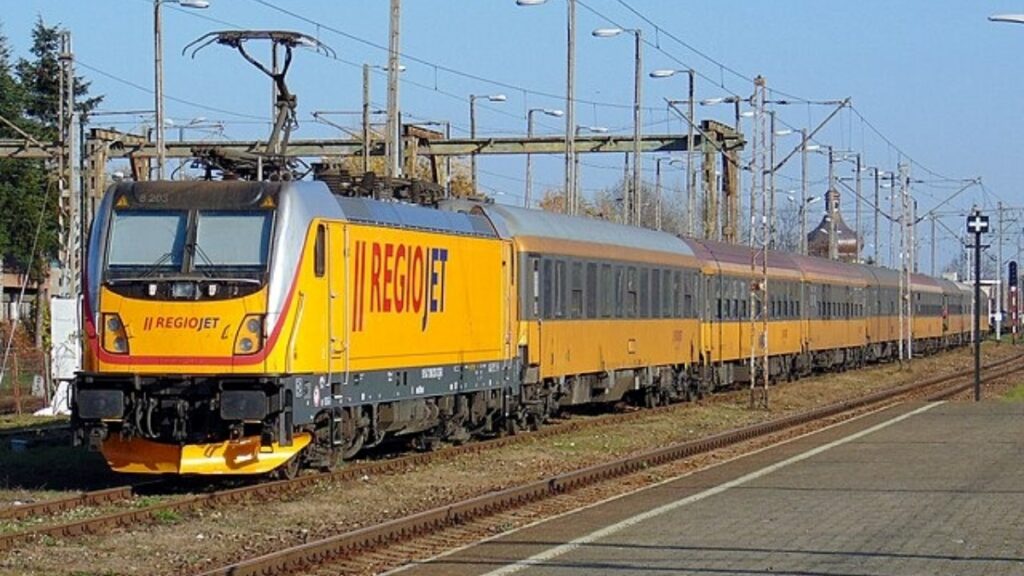 zluty vlak regiojet