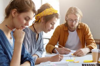 Záludný test češtiny: Cizí slova, která Češi používají každý den. Pokud uspějete, máte jazykový cit lepší než většina národa