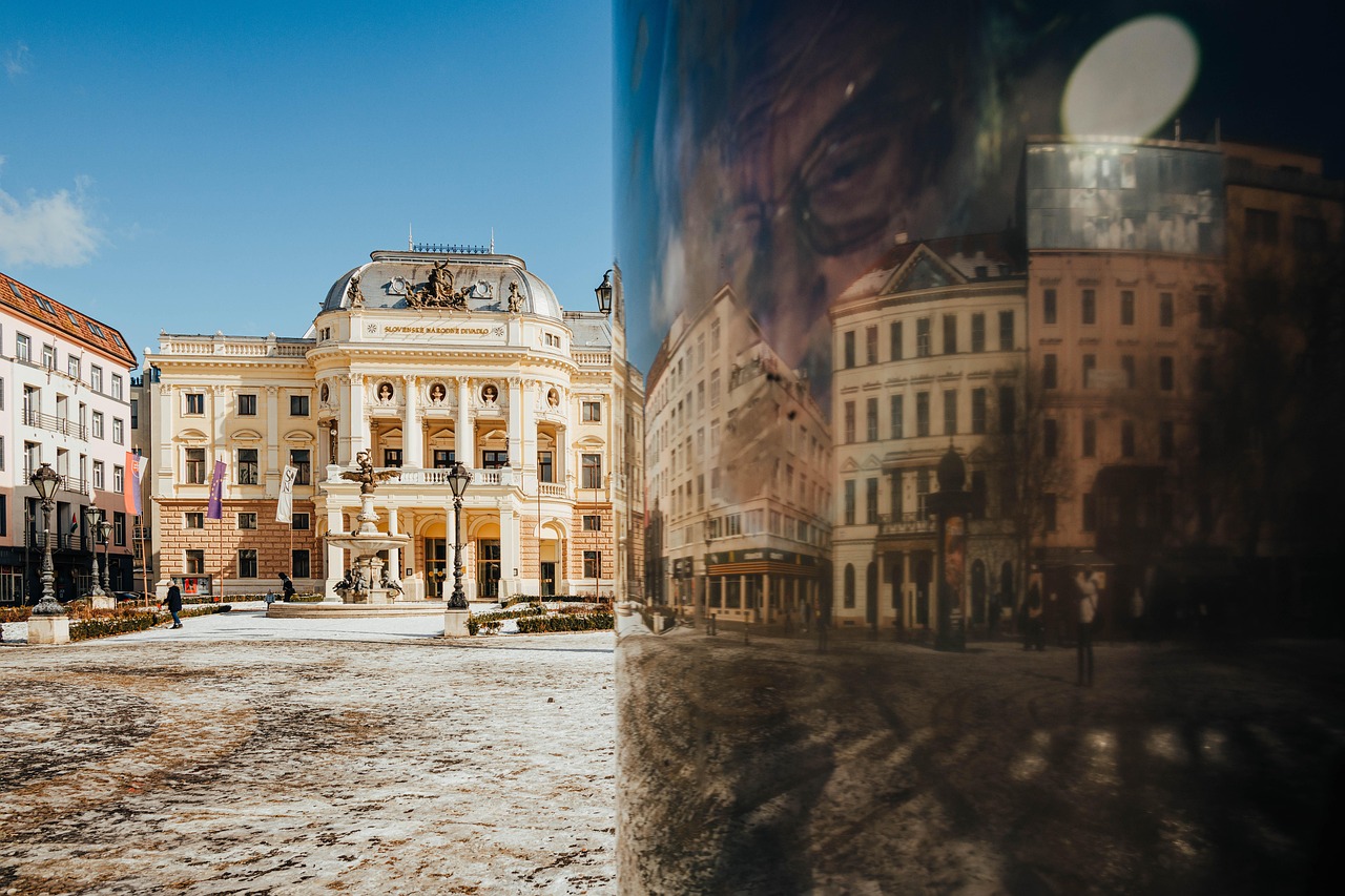 Slavná česká divadelní představení se hrála před vyprodanými sály, ale pamatujete si jejich příběhy? Ověřte si, jestli víte, o čem byla