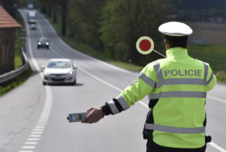 Pamatujete si, jaké tresty platily za dopravní přestupky v Česku před deseti lety. Zjistěte, jestli pravidla silničního provozu znáte lépe než řidiči, kteří právě složili zkoušky
