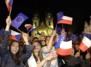 Česko muselo před vstupem do EU splnit desítky podmínek. Dnes je bez nápovědy vyjmenuje jen 2 z 10 dospělých