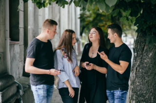 Dnešní mladá generace mluví jazykem, kterému starší generace rozumí jen zhruba. Zkuste si, jestli ovládáte slang, nebo jste úplně mimo