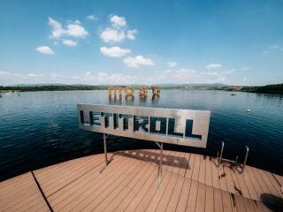 Letecká show nad Jezerem Most zahájí tři dny festivalu Let It Roll