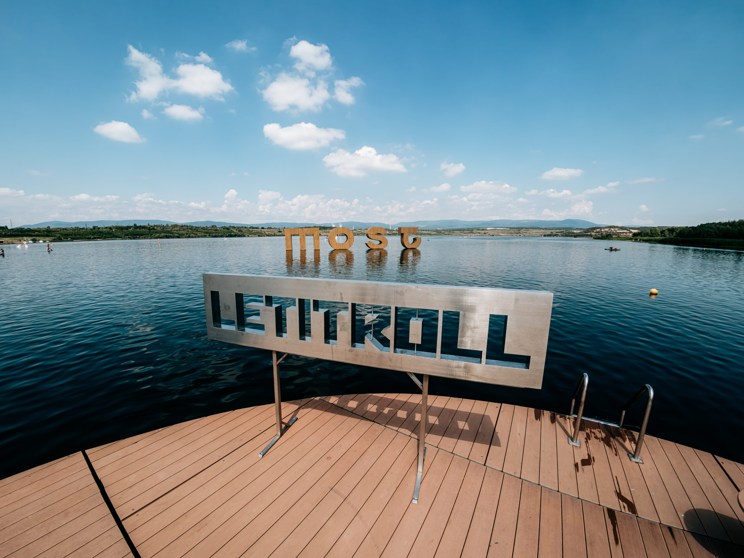 Letecká show nad Jezerem Most zahájí tři dny festivalu Let It Roll